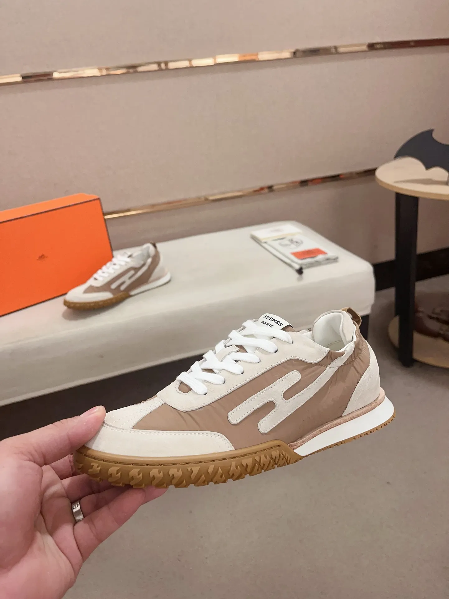 Men's men's shoes 💰: 720💰 Hermes top version # Couple style 💏 24ss casual sneakers Suede goatskin sneakers decorated with contrasting patterns and iconic "H" details, beautifully packaged at the delivery counter 🛍📦 Fabric: suede + cowhide Lining: mixed sheep lining Outsole: original TPU Bottom thickness: 2CM Size: 35-44